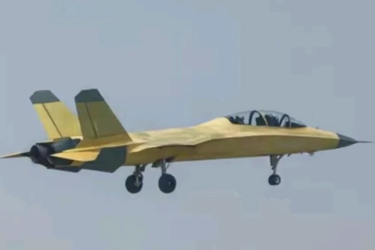 Chinas neues fortschrittliches Trainingsflugzeug fliegt zum ersten Mal