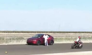 Vídeo: Tesla invade pista durante corrida de moto e quase causa acidente fatal