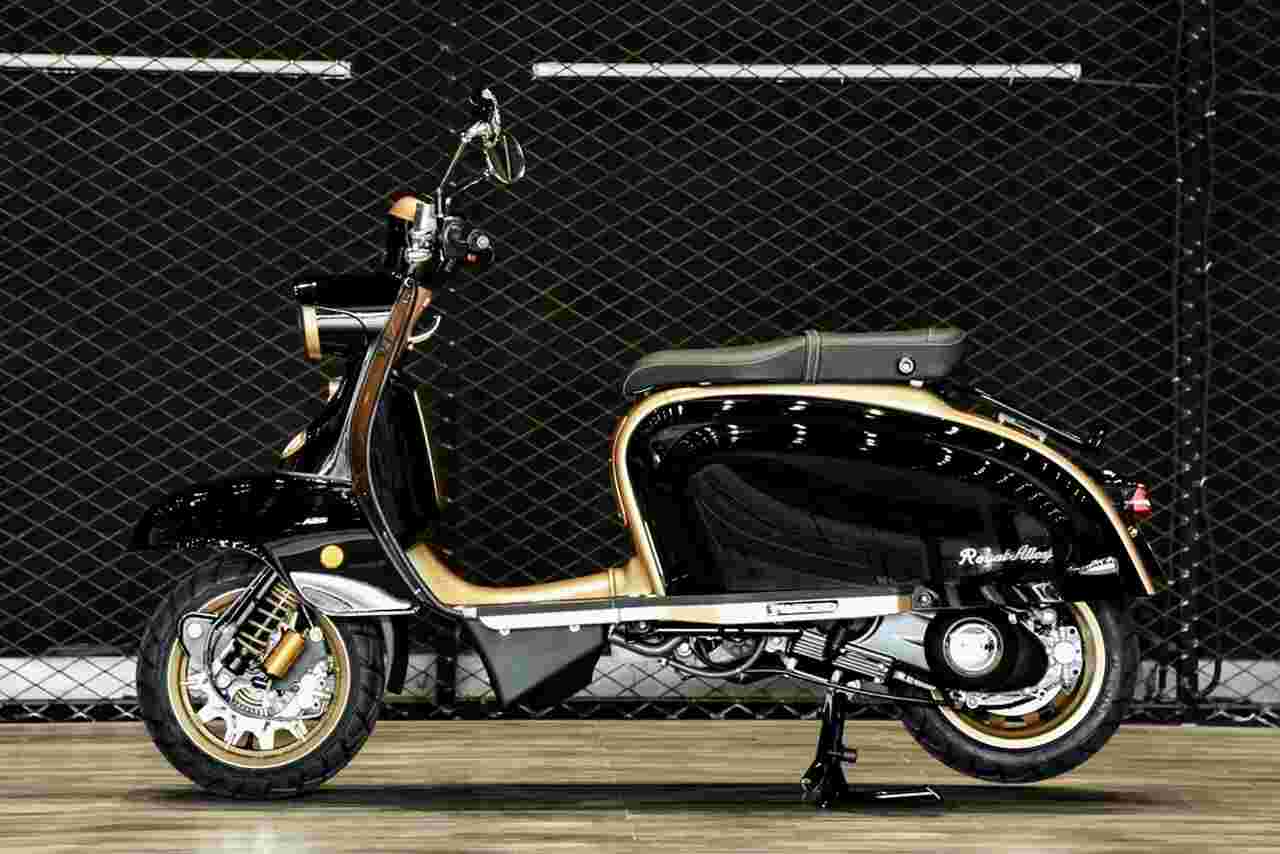 Conheça a Royal Alloy JPS 350, lambreta retrô que lembra Vespa antiga