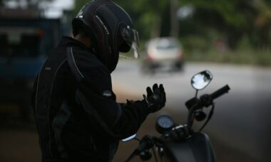 Motociclista recebe multa de US$ 15 mil e proibição de dirigir vitalícia após ultrapassagem na Suíça
