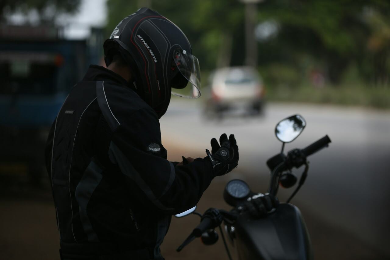 Motorrijder krijgt boete van $15.000 en levenslang rijverbod na inhalen in Zwitserland