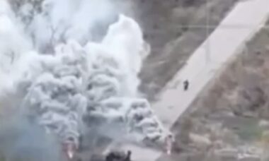 Tropas russas colidem em próprio equipamento danificado durante tentativa de avanço