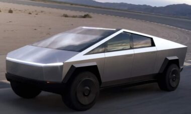 Empresas de Elon Musk estão comprando Tesla Cybertrucks parados em estoque