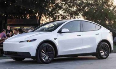 Tesla apresenta versão mais barata do Model Y