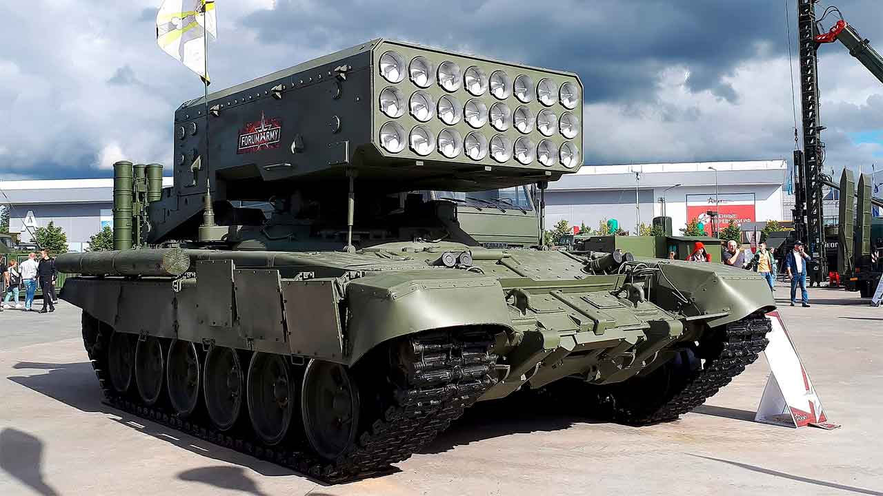 우크라이나 드론 공격으로 리만에서 러시아 TOS-1 솔른체뵉 시스템 파괴. 참고 사진: 위키미디어