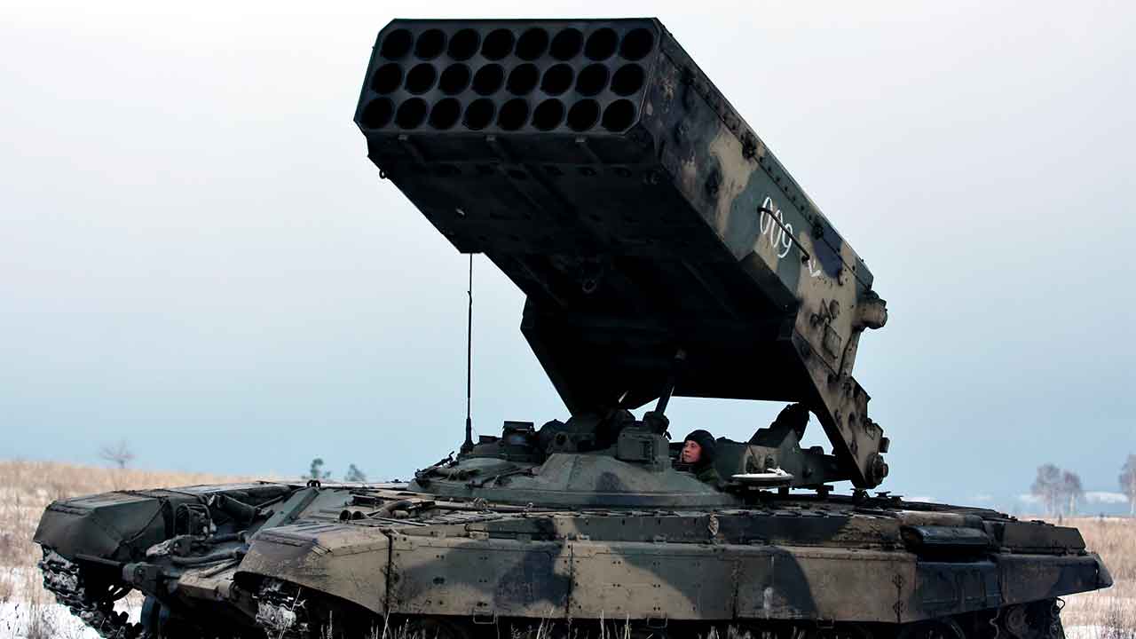 우크라이나 드론 공격으로 리만에서 러시아 TOS-1 솔른체뵉 시스템 파괴. 참고 사진: 위키미디어