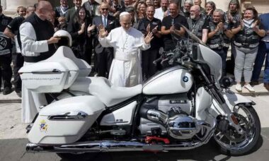 BMW R 18 Transcontinental assinada pelo Papa é leiloada por mais de US$ 150 mil
