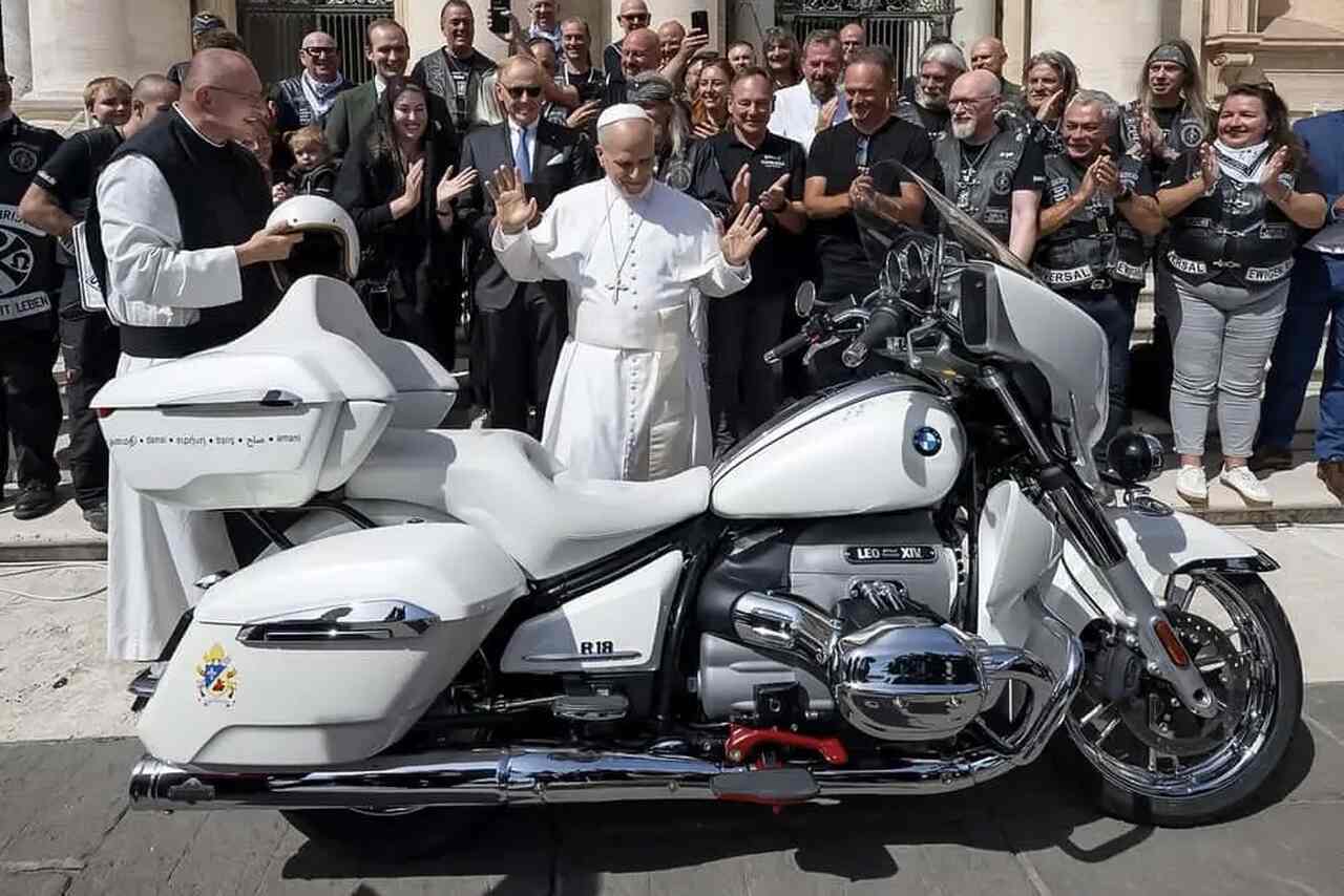 教皇が署名したBMW R 18 トランスコンチネンタル、15万ドル以上で落札
