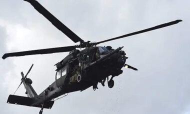 Fuzileiros navais americanos conduzem exercícios de fogo aberto com helicópteros no Caribe