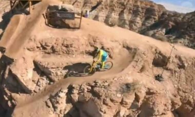 Vídeo: Ciclista fica ferido após despencar de penhasco em evento nos EUA