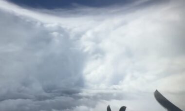 Vídeo mostra piloto da Força Aérea dos EUA sobrevoando o olho do furacão Melissa