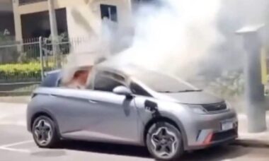 Vídeo: Carro elétrico da BYD pega fogo no Brasil após dono fazer "gambiarra" para carregá-lo
