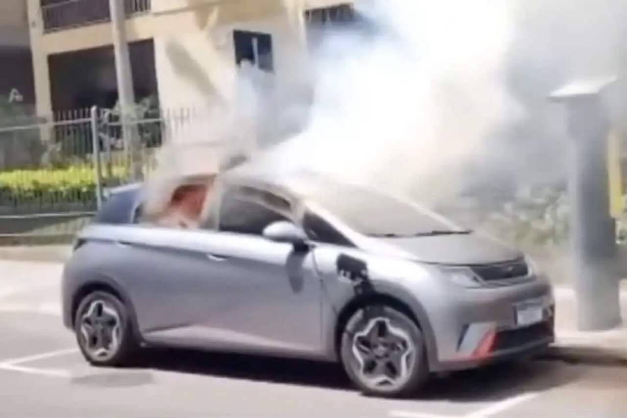 Video: BYD elbil tar fyr i Brasil etter at eier gjorde 'gjør-det-selv'-lading