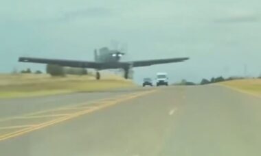 Vídeo mostra momento em que avião invade pista e quase atinge Tesla que passava pela rodovia