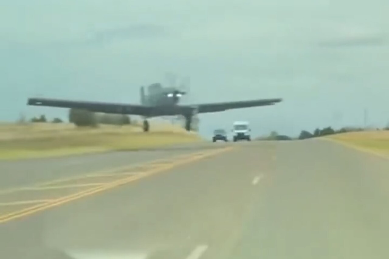 Vídeo mostra momento em que avião invade pista e quase atinge Tesla que passava pela rodovia