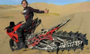 Vídeo: Youtuber mostra ação de Ducati Panigale customizada em dunas de areia