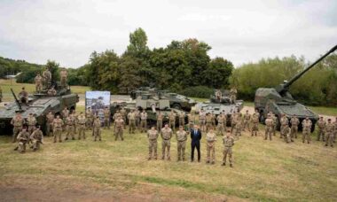Reino Unido envia tropas à Bélgica após ataques de drones e suspeita de ação russa