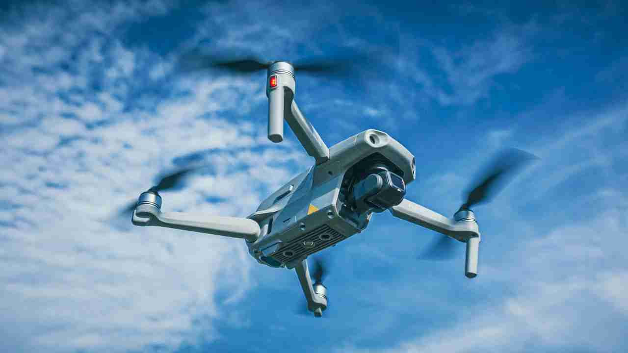 Storbritannien registrerer næsten 200 droneobservationer nær militærbaser i 2025