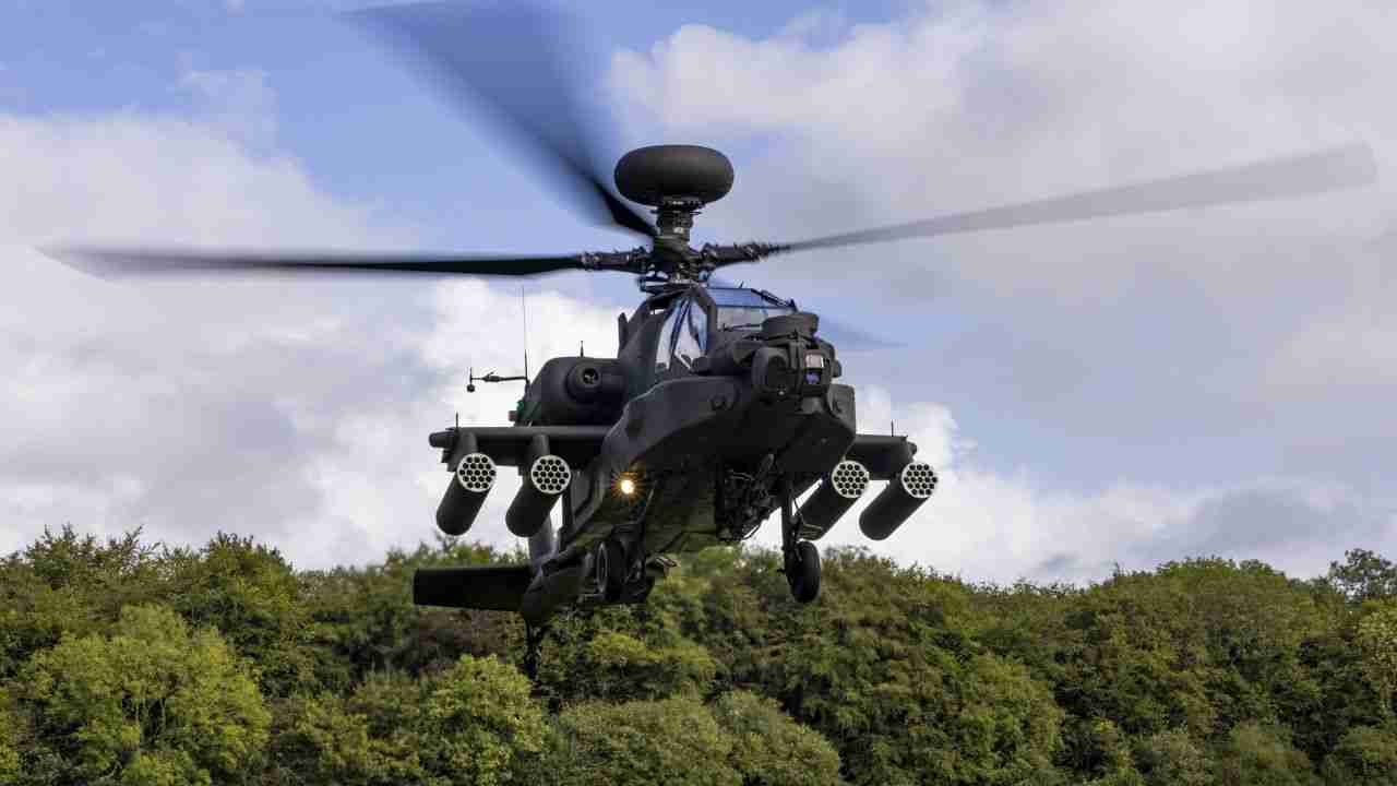 Storbritannia utvikler autonome droner for å operere sammen med Apache-helikoptre
