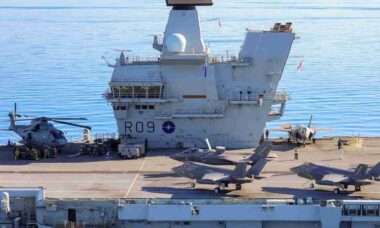 HMS Prince of Wales reforça OTAN com maior embarque de jatos de 5ª geração