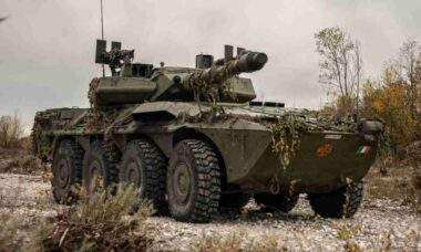 Paraquedistas ucranianos começam a operar blindados italianos Centauro B1