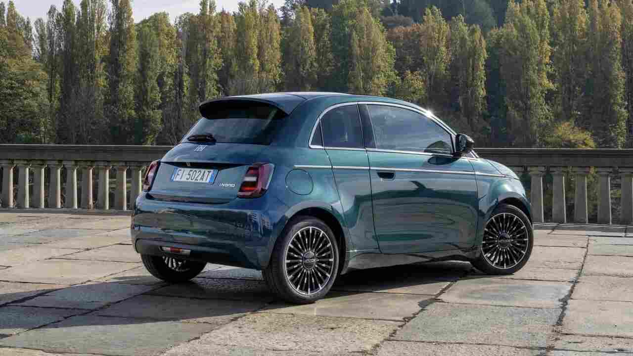 Novo Fiat 500 com motor à combustão não foi feito para quem tem pressa