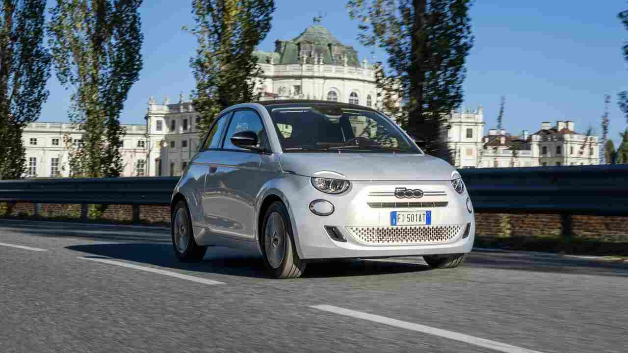 Neuer Fiat 500 mit Verbrennungsmotor wurde nicht für Eilige gemacht