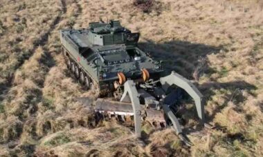 Reino Unido avança no Projeto ATILLA e converte 6 Warriors em veículos de desminagem remota