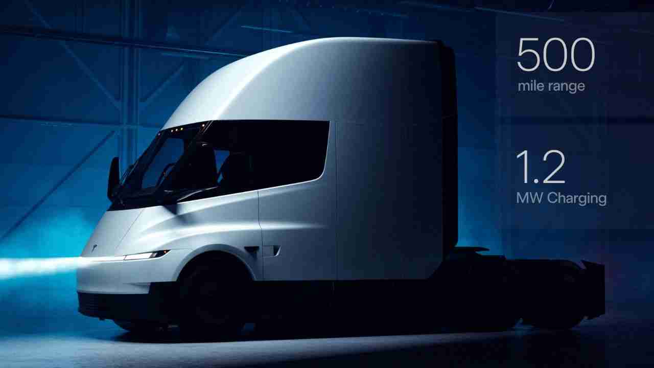 A Tesla Semi új dizájnt kapott, és 2026-ra ígérik a gyártást, miután évekig csúszott