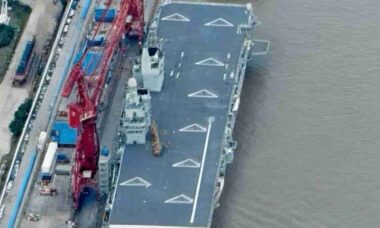 China inicia testes no mar com o Sichuan, seu primeiro navio anfíbio porta-drones