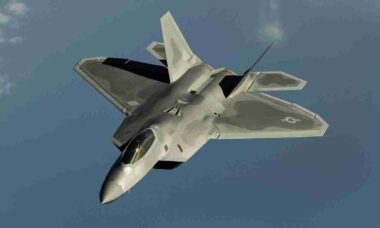 F-22 assume controle do drone MQ-20 em teste que avança guerra aérea colaborativa