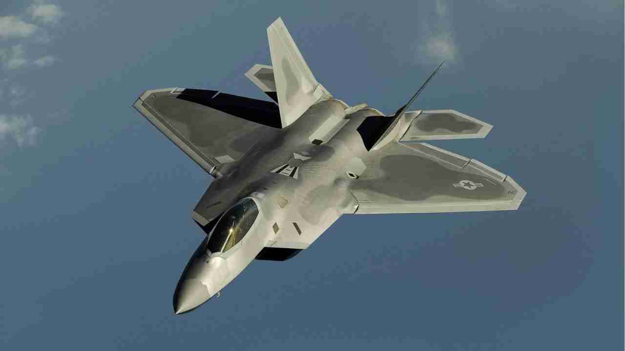 F-22 assume controle do drone MQ-20 em teste que avança guerra aérea colaborativa