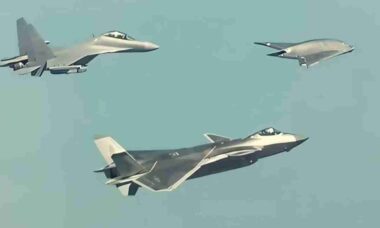 China revela drone furtivo GJ-11 "Dragão Misterioso" em voo com caças J-20 e J-16D