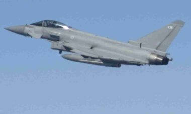 Reino Unido é cobrado por atrasos no Typhoon e pressões aumentam sobre futuro do caça