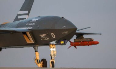 Empresa turca exibe drone semelhante a um caça equipado com mísseis ar-ar