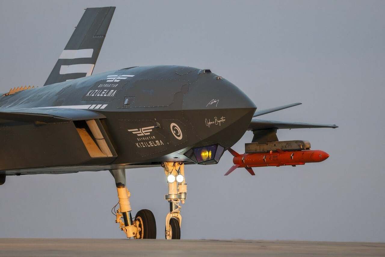 Tyrkisk virksomhed fremviser drone, der ligner et kampfly og er udstyret med luft-til-luft missiler