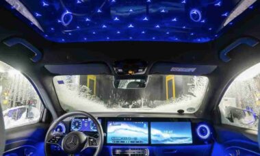 Novo Mercedes-Benz GLB apresenta teto panorâmico de vidro com efeito de "céu estrelado"