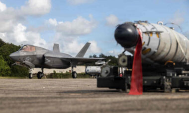 Fuzileiros Navais dos EUA armam caças F-35B em Porto Rico
