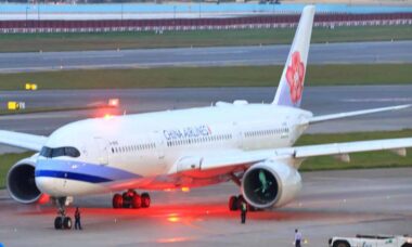 Vídeo mostra objeto sendo sugado por motor de A350 durante reboque em Taiwan. Telegram @AviaCT | X @AirProNews