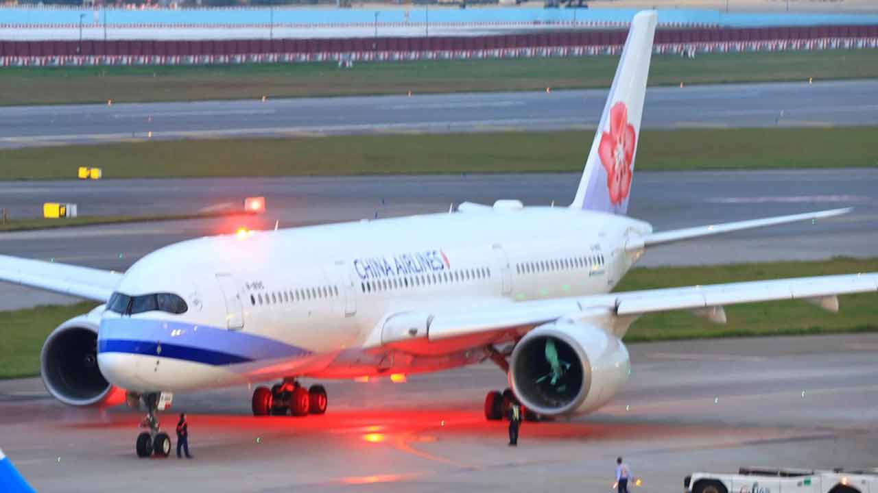 대만에서 견인 중 A350 엔진에 물체가 빨려 들어가는 영상. Telegram @AviaCT | X @AirProNews
