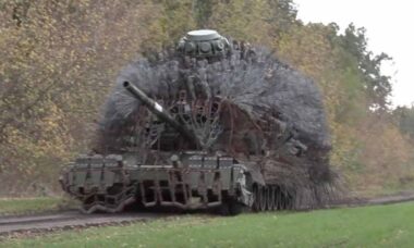 Tanque russo T-80BVM com estrutura anti-drone de cabos de aço. Foto: Telegram @mag_vodogray