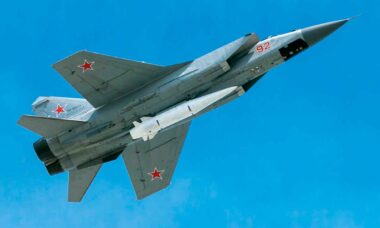 MiG-31 equipado com o míssil hipersônico Kinzhal. Foto: Wikimedia