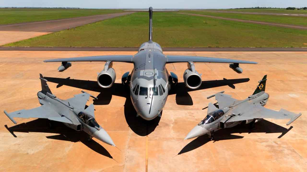 Lufttankning mellom KC-390 og Gripen. Foto: Embraer