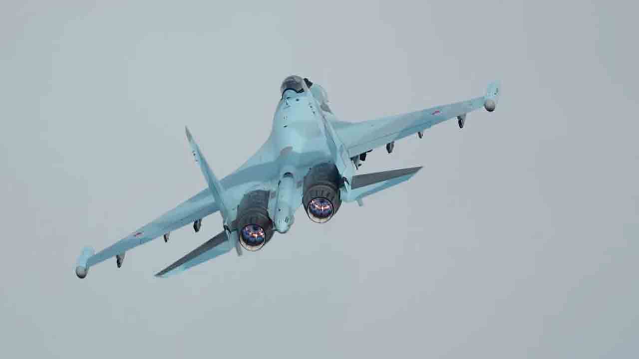 러시아 항공우주군에 새로운 Su-35S 전투기 인도. 2025년 10월. 사진: UAC