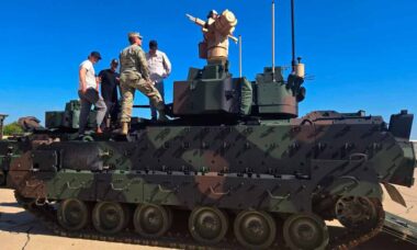 Sistema anti-drone Bullfrog instalado em veículo blindado. Foto: Allen Control Systems