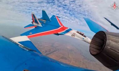 Vídeo: Equipe “Cavaleiros Russos” realiza demonstração aérea em Nanchang. Telegram @mod_russia