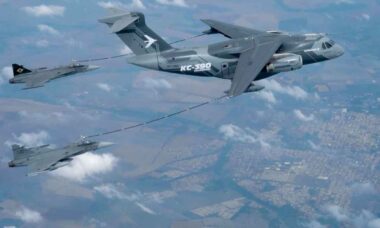 Reabastecimento em voo entre KC-390 e Gripen. Foto: Embraer