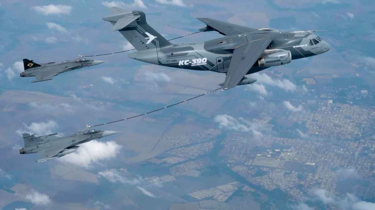Lufttankning mellom KC-390 og Gripen. Foto: Embraer