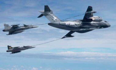 Reabastecimento em voo entre KC-390 e Gripen. Foto: Embraer