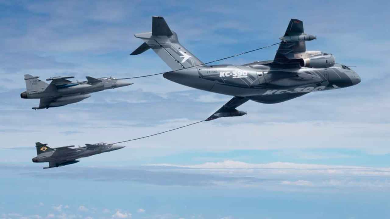 Lufttankning mellom KC-390 og Gripen. Foto: Embraer
